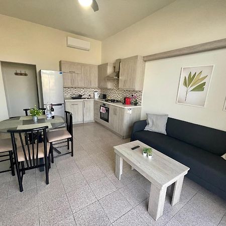 Seafront Apartment With Balcony Overlooking Marina Ghajnsielem Luaran gambar