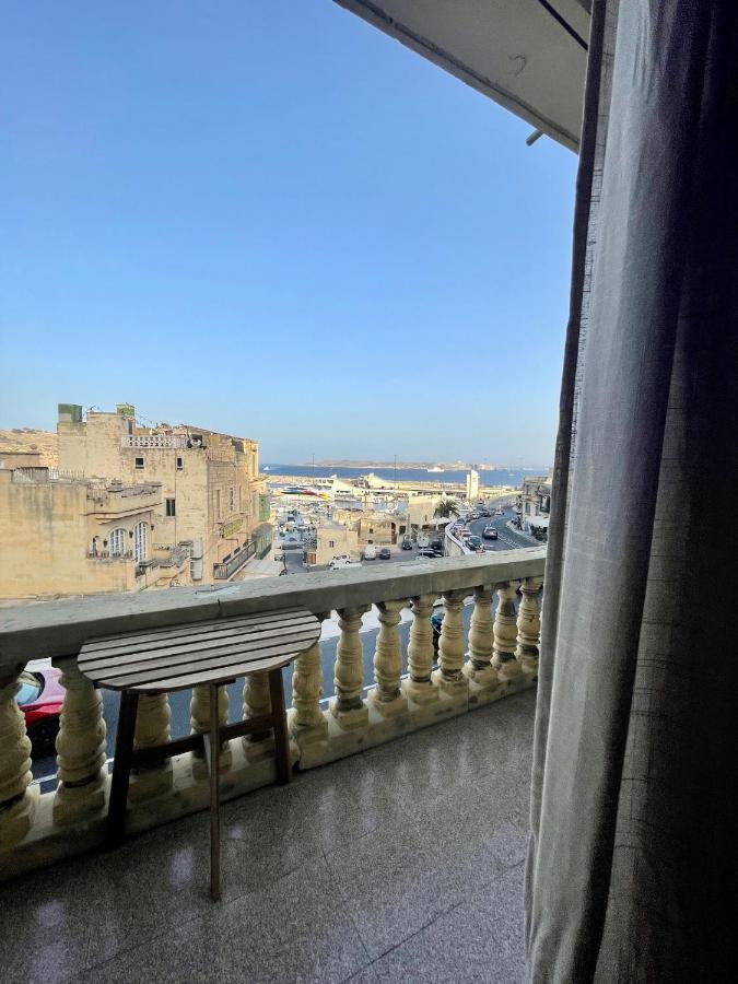 Seafront Apartment With Balcony Overlooking Marina Ghajnsielem Luaran gambar